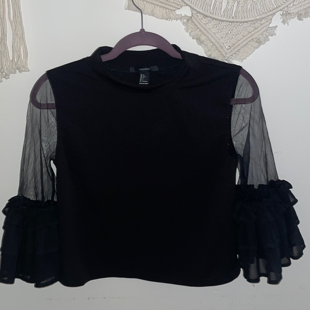 Black ruffle sleeved crop style top. Black. Forever 21💖💕😈